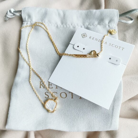 Kendra Scott Brynne Shell Ivory Mother-of-Pearl Necklace Gold - Picture 4 of 4